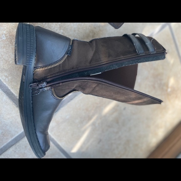 Boots - Picture 4 of 8